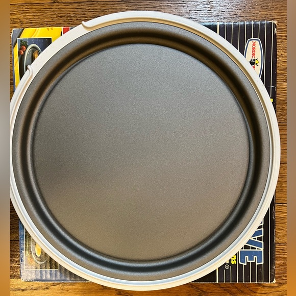 Vintage Nordic Ware Sizzlin’ Skillet - New In Box (NIB) - Microwave Browning Pan - Picture 3 of 4